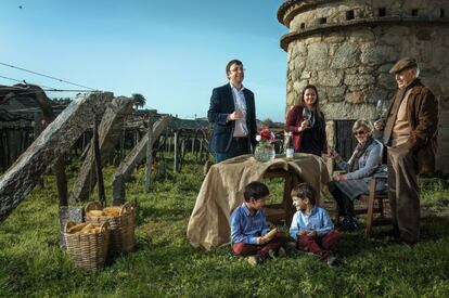 En Meaño (Pontevedra) está la bodega Zárate, que elabora albariños, loureiros tintos y aguardientes. Uno de sus productos más representativos es el albariño Zárate El Palomar, nombrado así porque las uvas utilizadas para elaborarlo proceden de una finca familiar en la que hay un palomar. Este aparece en la fotografía, en la que Eulogio Pomares y Rebeca Montero, de pie, junto a los padres del primero, María Ángeles Botana y Eulogio Pomares Zárate, disfrutan de una copa de vino. En el suelo, los nietos Eulogio y Bernardo.