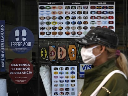 Un local en el centro de Buenos Aires luce el catálogo de mascarillas que tiene a la venta.