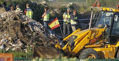 Varios agentes trabajan en la escombrera donde se busca el cuerpo de Marta del Castillo.