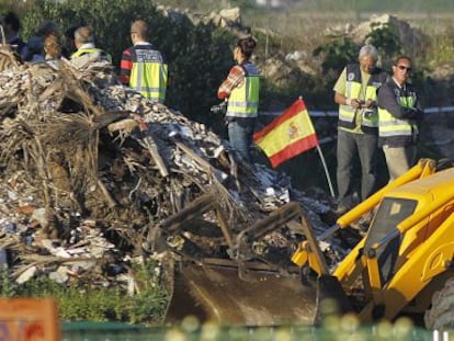 Varios agentes trabajan en la escombrera donde se busca el cuerpo de Marta del Castillo.