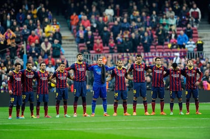 Los jugadores del Barça guardan un minuto de silencio en memoria de Luis Aragones