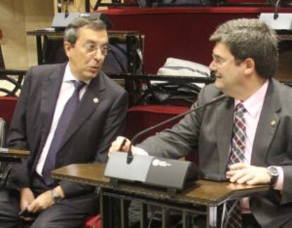 José Luis Bilbao, a la izquierda, charla con Juan María Aburto durante un pleno en Gernika.