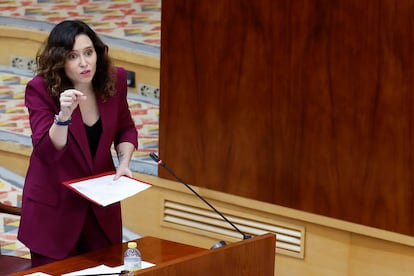 La presidenta de Madrid, Isabel Díaz Ayuso, interviene en el pleno de la Asamblea, este jueves.