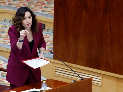 La presidenta de Madrid, Isabel Díaz Ayuso, interviene en el pleno de la Asamblea, este jueves.