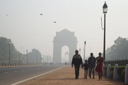 El India Gate, el monumento más famoso de Nueva Delhi, rodeado de bruma por la contaminación.