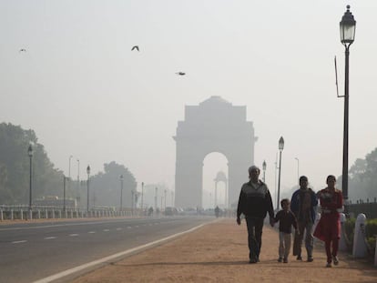 El India Gate, el monumento más famoso de Nueva Delhi, rodeado de bruma por la contaminación.