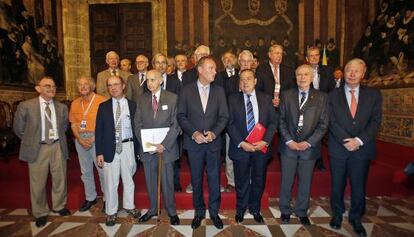 En el centro, el presidente Alberto Fabra, con miembros del jurado de los premios Rey Jaime I. 