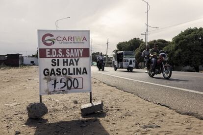 Se prevé que la gasolina en Colombia alcance un precio dentro del margen de los 9.600 a los 16.000 pesos. En la imagen, el precio subsidiado de la gasolina en una estación de servicio en Maicao, el 11 de agosto de 2022. 