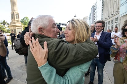 La vicepresidenta segunda del Gobierno y ministra de Trabajo, Yolanda Díaz, abraza a su padre, el sindicalista gallego, Suso Díaz, en mayo de 2023.