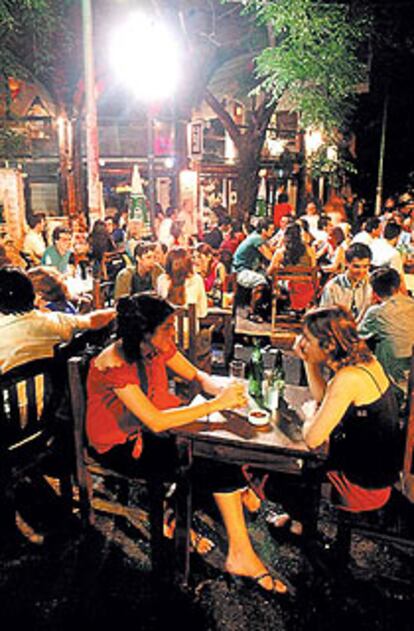 Ambiente en una de las terrazas de la plaza de Julio Cortázar en Buenos Aires (Argentina).