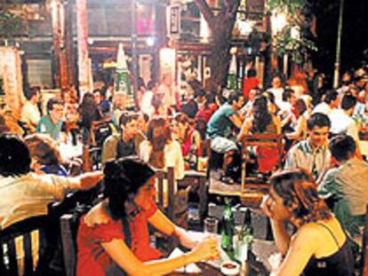Ambiente en una de las terrazas de la plaza de Julio Cortázar en Buenos Aires (Argentina).