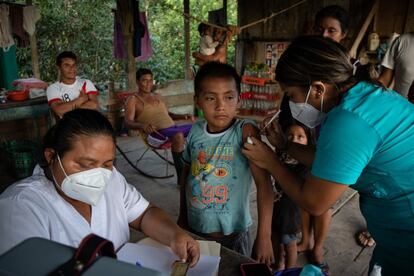 La vacunación infantil es algo que también se hace, ya sea dentro del barco como bajando a algunas comunidades. El propósito es proteger a la niñez de la mejor manera posible. 