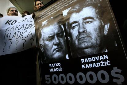 Mujeres musulmanas refugiadas de Srebrenica sujetan una pancarta que dice "¿Quién está detrás de Karadzic y Mladic?" en Tuzla, el 10 de diciembre de 2002. El veredicto contra el general Mladic llega después de que en marzo de 2016 el TPIY, con sede en La Haya, condenara a 40 años de prisión por genocidio y crímenes contra la Humanidad al exlíder de la República Srpska de Bosnia, Radovan Karadzic.