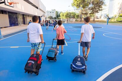 Alumnos arrastran sus mochilas en el colegio público Vicent Marçá de Castellón, este lunes.