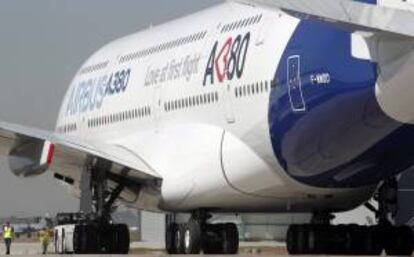 Airbus, que ya ensambla aeronaves de la familia A320 en Francia, Alemania y China, tiene previsto producir en Alabama entre 40 y 50 aviones al año desde 2018. En la imagen, un Airbus A380. EFE/Archivo