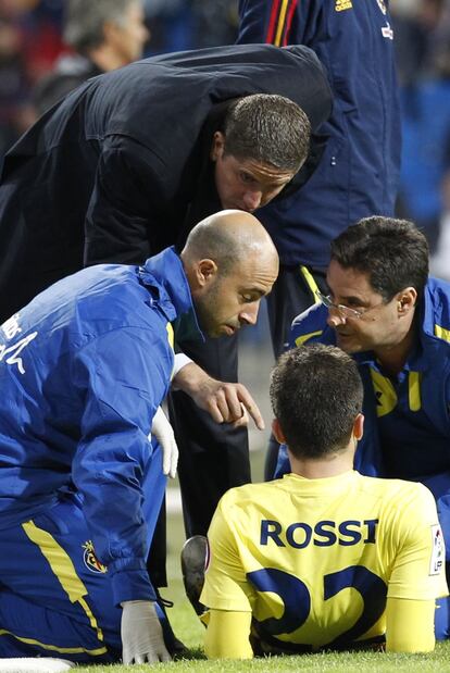 Garrido se interesa por el estado de su delantero Rossi, que se tuvo que retirar lesionado.