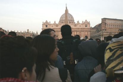 Las autoridades italianas se han visto obligadas a bloquear las filas de peregrinos para garantizar que se cumplan tanto los planes de seguridad como los preparativos para el funeral de viernes. Aún así, la llegada de peregrinos, fundamentalmente de Polonia, han obligado a reabrir las colas para permitir que el Papa reciba el último adiós de los suyos.