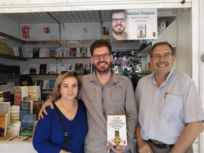 Francisco Izuzquiza, con sus padres Javier y Luz, durante la firma de su obra 'El Gran Cuaderno de Podcasting' en la Feria del Libro de Madrid.