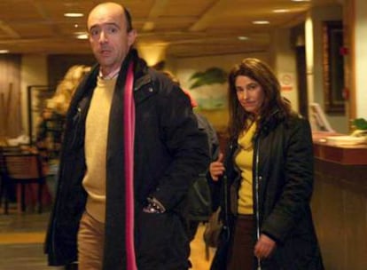 El ex consejero de Sanidad Manuel Lamela entra junto a su esposa en el hotel La Pleta de Baqueira, a las once de la noche.