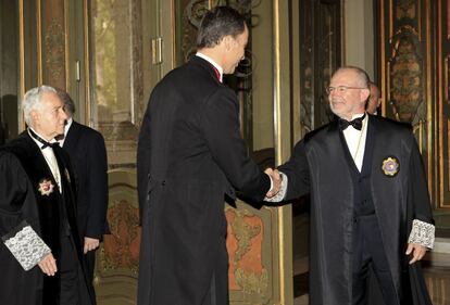 El príncipe de Asturias saluda al presidente de la Sala de lo Civil del Tribunal Supremo, Juan Antonio Xiol, en presencia del presidente del TS y del Consejo General del Poder Judicial, Carlos Dívar