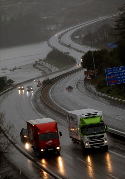 Tráfico en la autopista AP-9 a su paso por el municipio coruñés de Pontedeume.