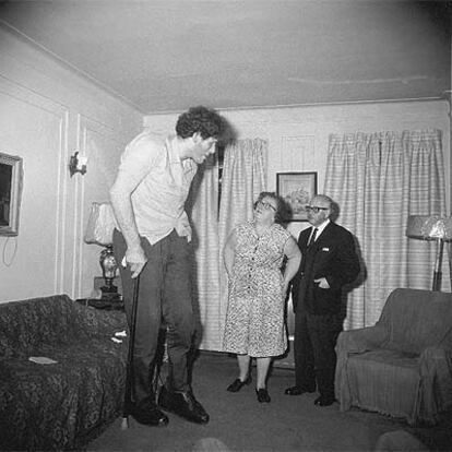 Un gigante judío, en su casa, con sus padres en el Bronx, Nueva York, 1970.