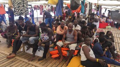 Migrantes rescatados por el Open Arms.