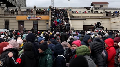 Cientos de personas intentaban abandonar Ucrania desde la estación central de Liv el 6 de marzo de 2022. 