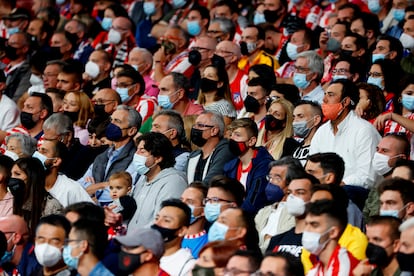 Aficionados con mascarilla ven un partido de fútbol en Madrid el pasado día 13 de octubre