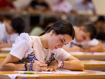 Una estudiante realiza las pruebas extraordinarias de la Evaluación de Acceso a la Universidad (EvAU) en el distrito universitario de Castilla-La Mancha en Talavera de la Reina, el 4 de julio.