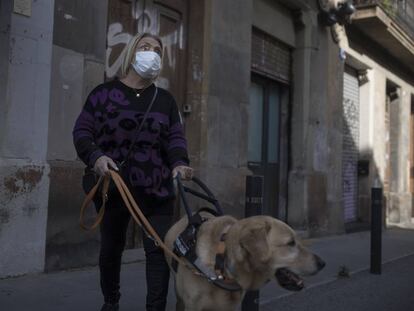 La Susi, veïna de Sants, amb el seu gos pigall, el Gomer.