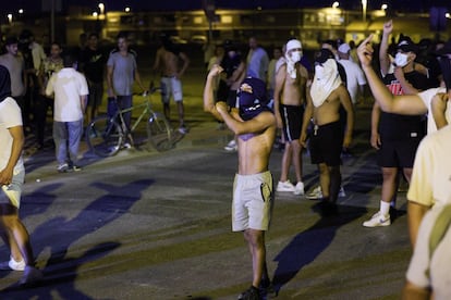 Varias personas hacen gestos a la policía durante la cuarta noche de disturbios en Torre Pacheco.