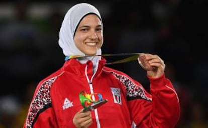 Hedaya Malak muestra su medalla de bronce en los Juegos Olímpicos de Río 2016.