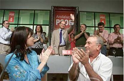 Manuel Chaves recibe los aplausos del comité director del PSOE al término de su intervención.