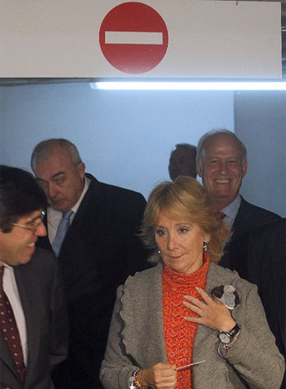 Esperanza Aguirre, durante la inauguración del aparcamiento disuasorio de la ciudad universitaria, junto a la facultad de Ciencias de la Información.