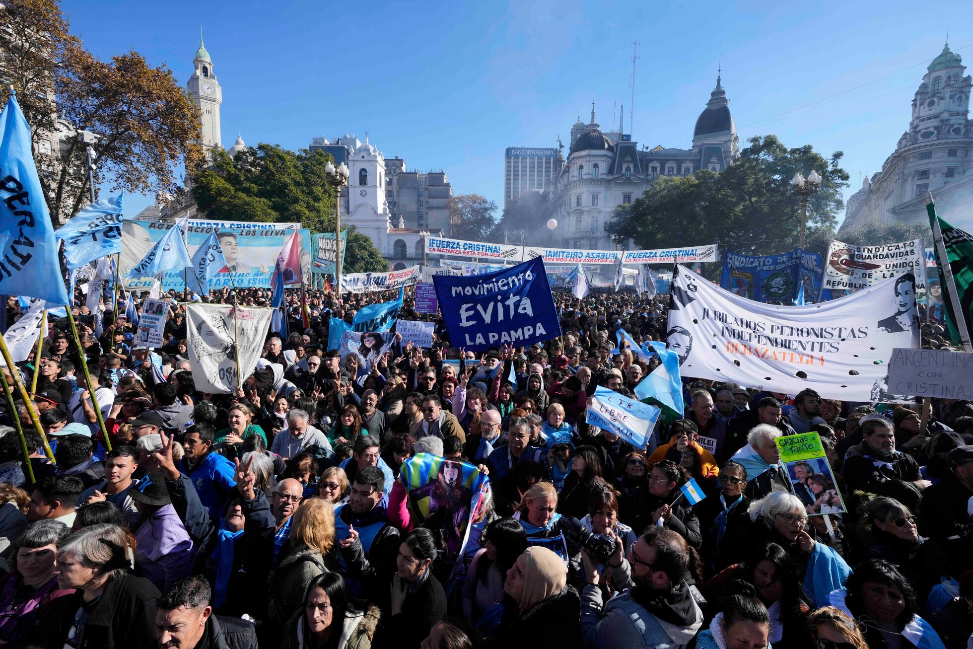 El peronismo exhibe su poder de movilización con una marcha en apoyo de ...