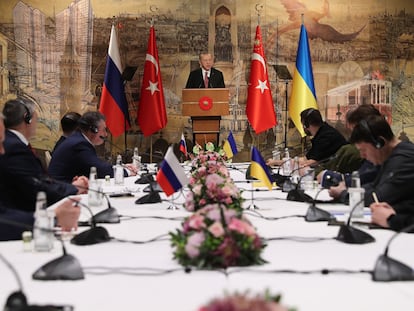 El presidente turco, Recep Tayyip Erdogan, este martes durante el encuentro entre las delegaciones ucrania y rusa en Estambul.