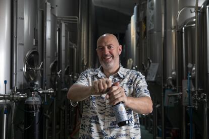 David Castro maestro cervecero y fundador de La Cibeles en su fábrica en Leganés