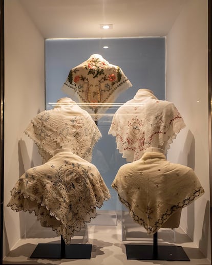 Mantones regionales de la exposición 'Ibérica Pura: Indumentaria en las serranías silentes'. Imagen cedida por la organización.