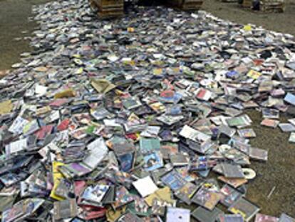 La Policía ha intensificado la lucha contra el pirateo musical. En la imagen, destrucción de CD ilegales.