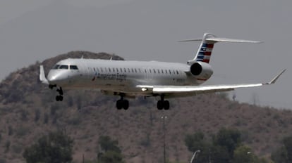 Un avión regional de American Airlines aterrizando en Phoenix