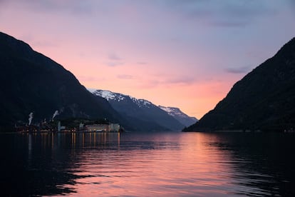 Es muy habitual leer que Finlandia, Noruega, Suecia, Dinamarca e Islandia ocupan los primeros puestos en las listas de educación, igualdad, conciliación laboral, derechos sociales y calidad de vida. A menudo, además, se publican imágenes de sus envidiables paisajes, y por si fuera poco, durante los últimos dos años se han puesto de moda conceptos nórdicos que desconocíamos, y que no se pueden traducir en una simple palabra: el <a href="http://verne.elpais.com/verne/2016/10/06/articulo/1475774414_885443.html" target=""><i>hygge</i></a> danés es una situación de bienestar y felicidad en la que uno se siente cómodo, relajado y libre; el <a href="http://elpais-com.zproxy.org/elpais/2017/04/26/buenavida/1493209903_446169.html" target=""><i>fika</i></a> es una tradición sueca para socializar y disfrutar del momento del café en el trabajo; y el <a href="http://elpais-com.zproxy.org/elpais/2017/01/25/tendenciosas/1485349218_668346.html" target=""><i>lagom</i></a>, también sueco, significa "en la medida justa", y se aplica desde a hábitos de compra hasta a horas de trabajo. ¿Realmente se vive tan bien en Helsinki, Oslo, Estocolmo, Copenhague o Reikiavik? Más allá de los estudios favorables, estos países nórdicos todavía presentan realidades mucho menos agradables, que no han logrado arreglar ni con su filosofía de vida ni con sus conceptos tan optimistas. Repasamos algunos de los puntos más delicados.