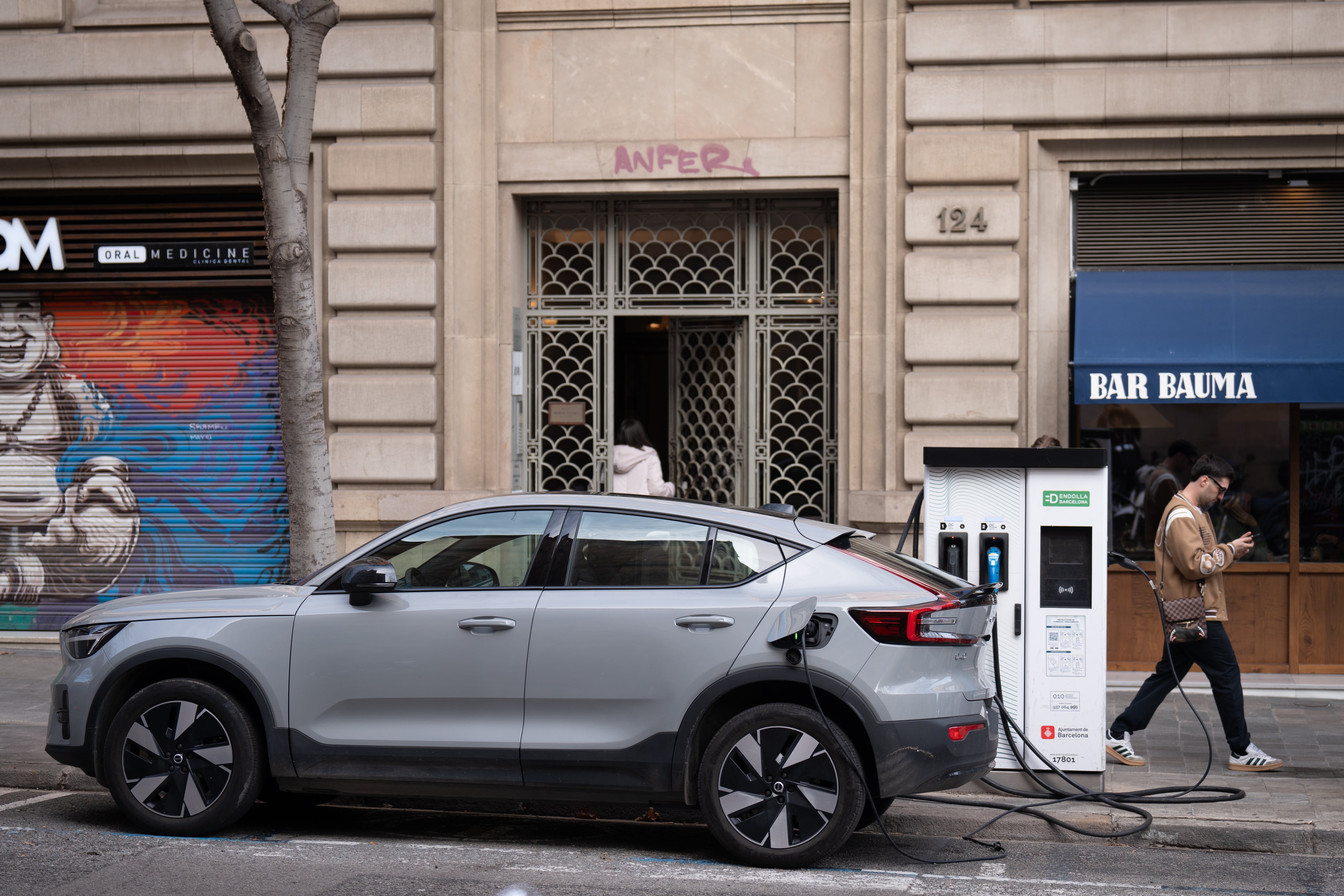 Las marcas de coches temen un nuevo parón en las ayudas al eléctrico por las elecciones: ya se consumió el 71% de los fondos