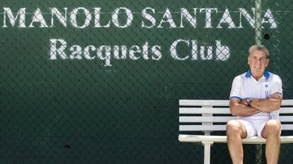 Santana posa en las instalaciones de su club, en Marbella.