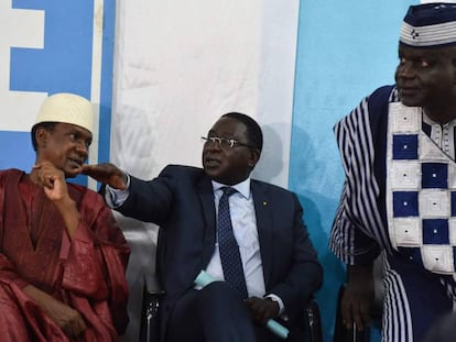 En el centro, el líder de la oposición Soumaïla Cissé, este miércoles en Bamako.