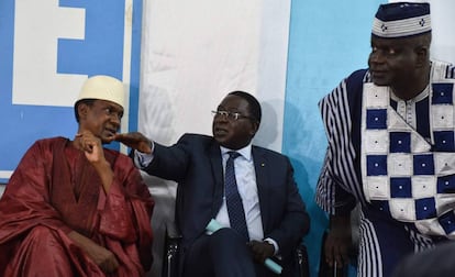 En el centro, el líder de la oposición Soumaïla Cissé, este miércoles en Bamako.