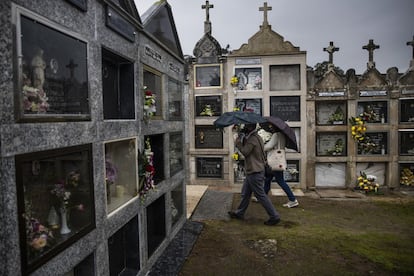 NIños en el cementerio de San Salvador de Budiño (O Porriño), este sábado. La pandemia ha dejado decenas de miles de muertos en España, 35.878 confirmados con PCR positiva, aunque la cifra real ronda los 60.000.