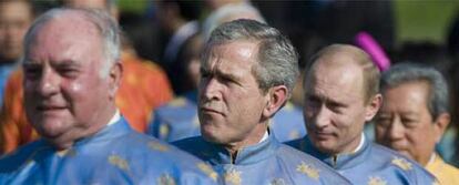 George W. Bush y Vladimir Putin, vestidos con ropas tradicionales vietnamitas en la cumbre de la OMC.