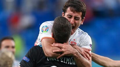 Oyarzabal abraza a Unai Simón tras clasificarse para las semifinales