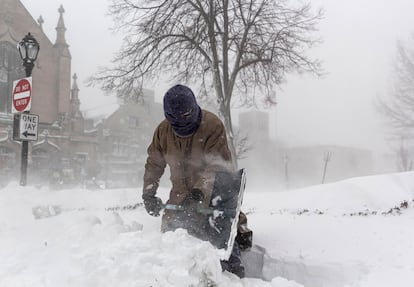 Un hombre retira la nieve durante una tormenta invernal que afecta a gran parte de Estados Unidos, en Buffalo, Nueva York, EE.UU.